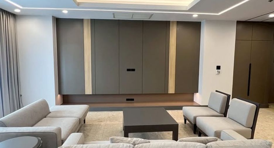 For rent 3 bedrooms condo in Pathum Wan, Bangkok