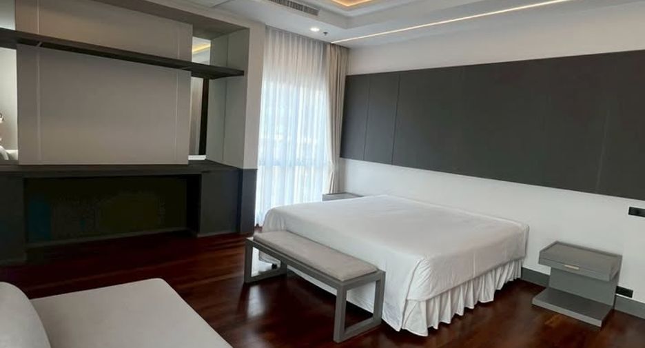 For rent 3 bedrooms condo in Pathum Wan, Bangkok