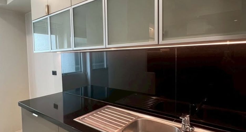 For rent 3 bedrooms condo in Pathum Wan, Bangkok