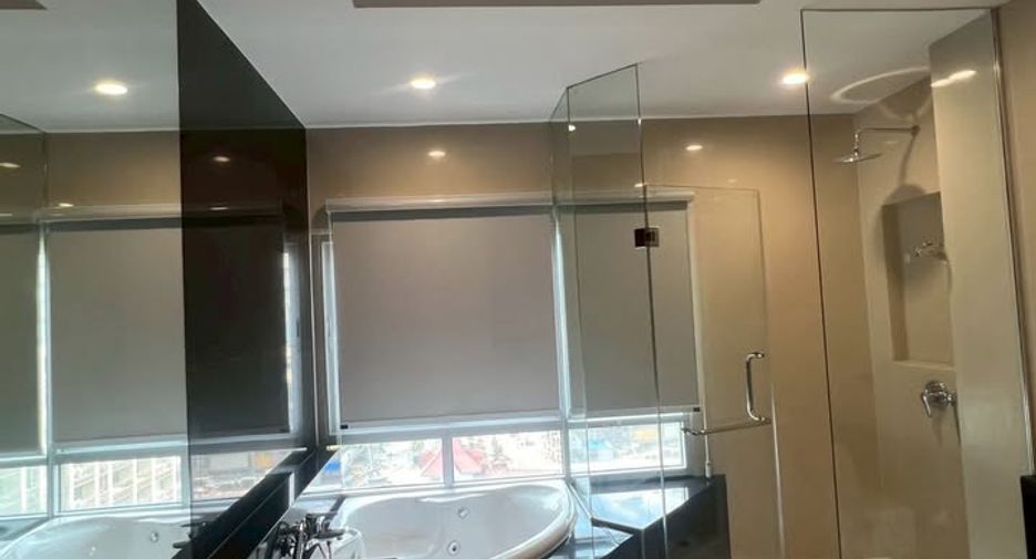 For rent 3 bedrooms condo in Pathum Wan, Bangkok
