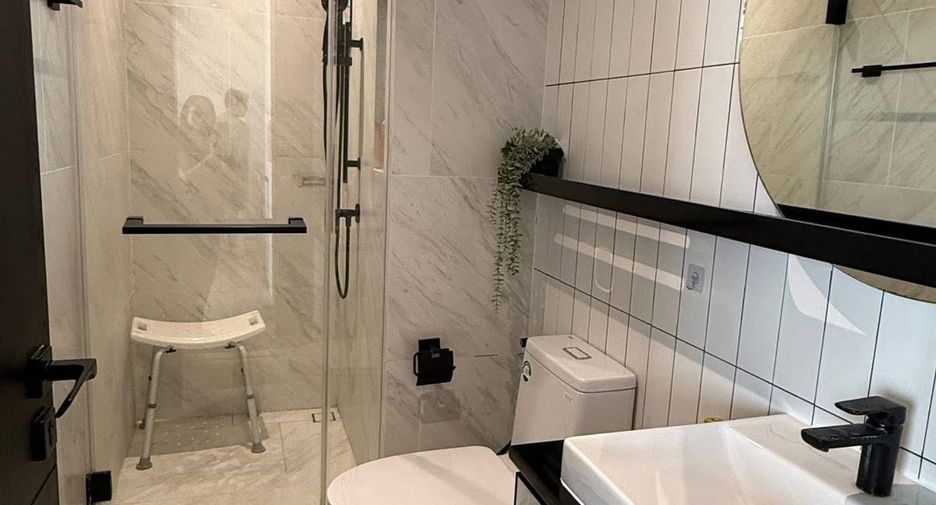 For rent 2 bedrooms condo in Khlong San, Bangkok