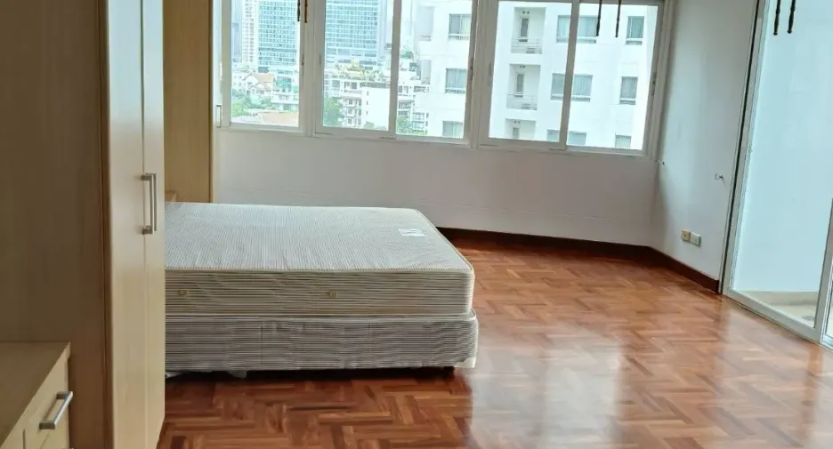 For rent 2 bedrooms apartment in Khlong Toei, Bangkok