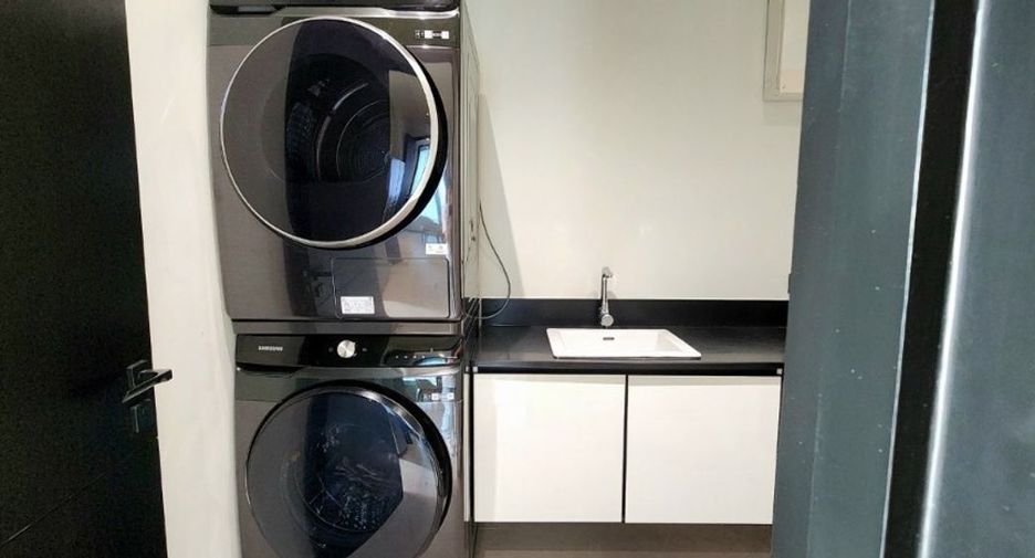 For rent 3 bedrooms condo in Khlong San, Bangkok