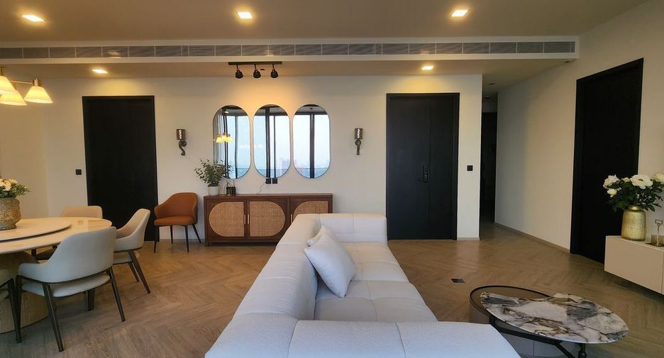 For rent 3 bedrooms condo in Khlong San, Bangkok