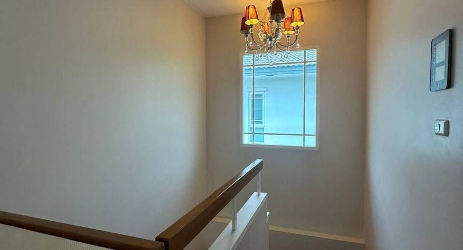 Casa en alquiler de 3 habitaciones en Bang Kapi, Bangkok