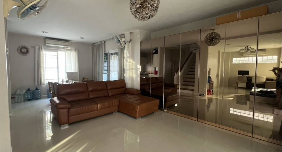Casa en alquiler de 3 habitaciones en Bang Kapi, Bangkok