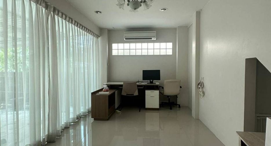 Casa en alquiler de 3 habitaciones en Bang Kapi, Bangkok