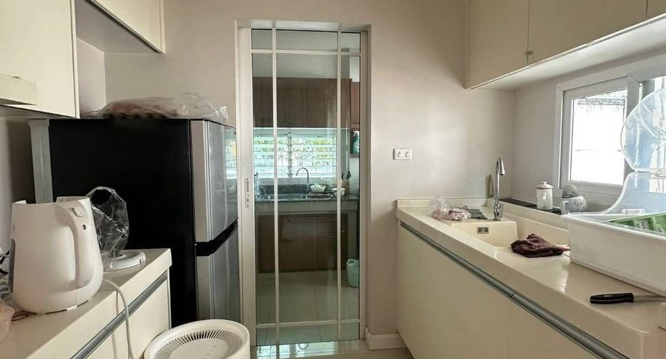 Casa en alquiler de 3 habitaciones en Bang Kapi, Bangkok