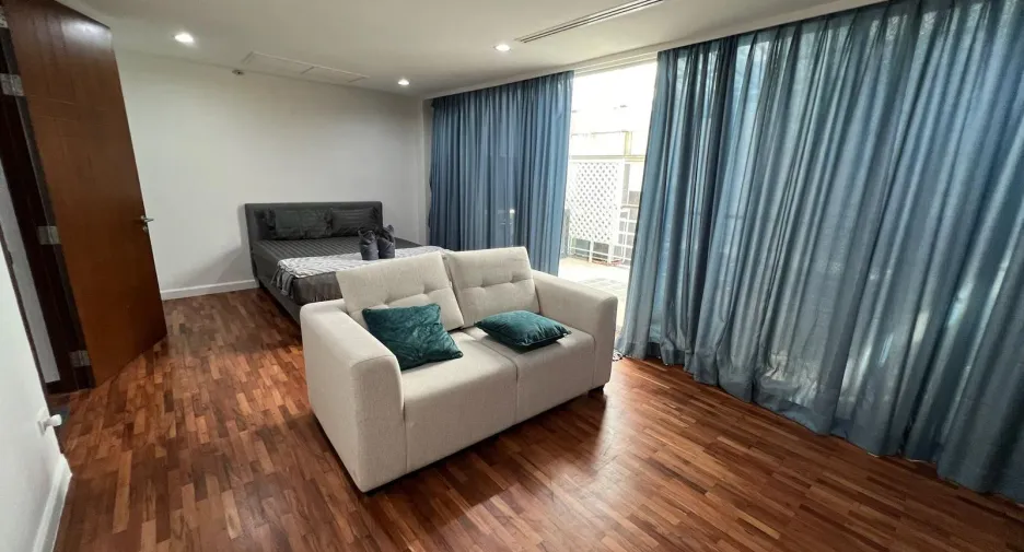 For sale 4 ベッドルーム townhouse in Watthana, Bangkok