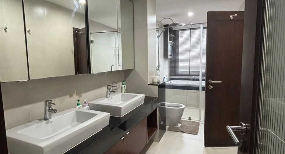 For sale 4 ベッドルーム townhouse in Watthana, Bangkok