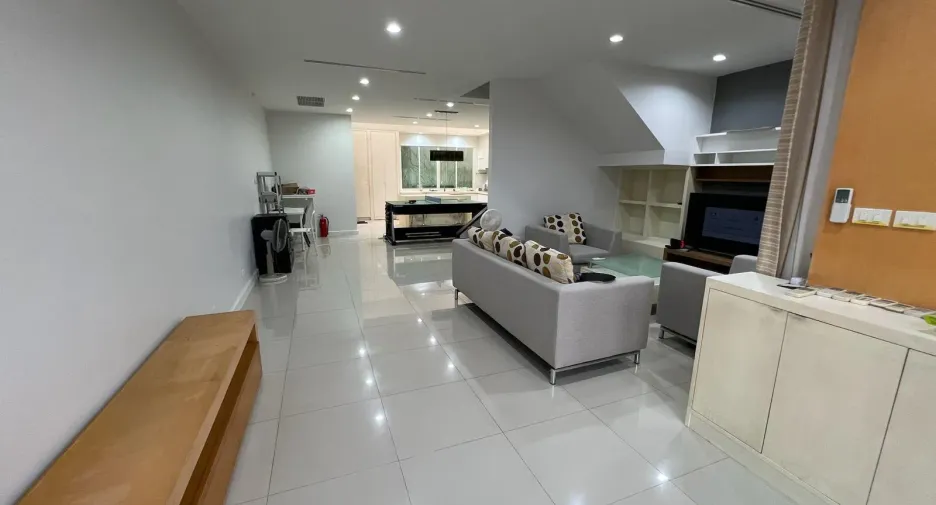 For sale 4 ベッドルーム townhouse in Watthana, Bangkok