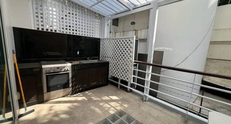 For sale 4 ベッドルーム townhouse in Watthana, Bangkok