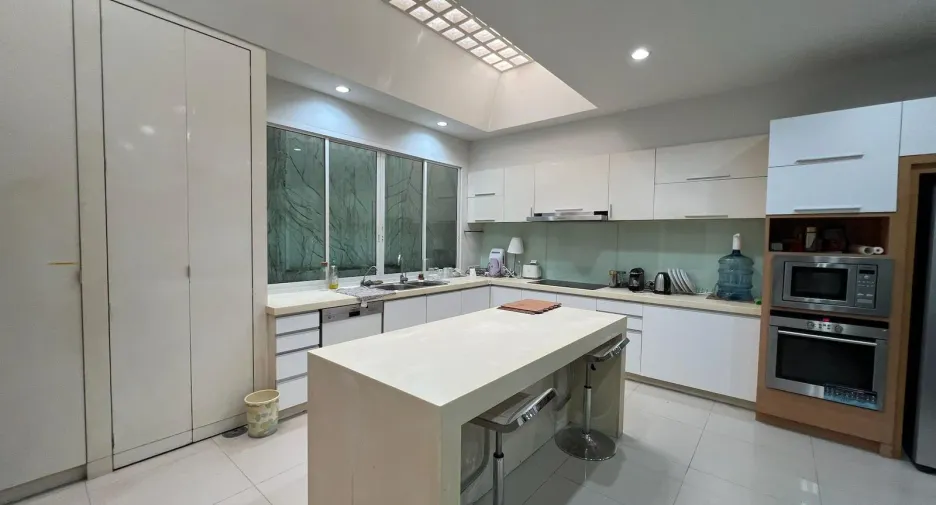 For sale 4 ベッドルーム townhouse in Watthana, Bangkok