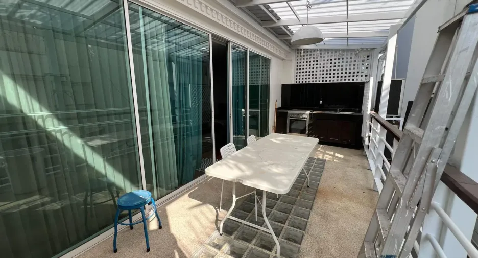 For sale 4 ベッドルーム townhouse in Watthana, Bangkok