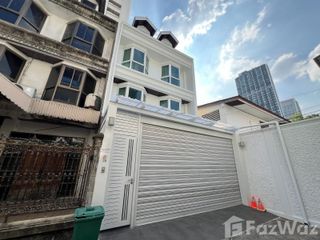 For sale 4 bedrooms townhouse in Watthana, Bangkok