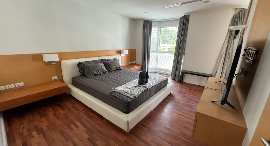 For sale 4 ベッドルーム townhouse in Watthana, Bangkok