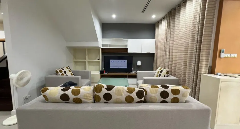 For sale 4 ベッドルーム townhouse in Watthana, Bangkok