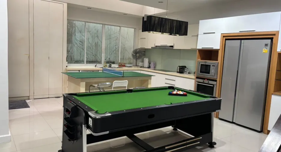 For sale 4 ベッドルーム townhouse in Watthana, Bangkok