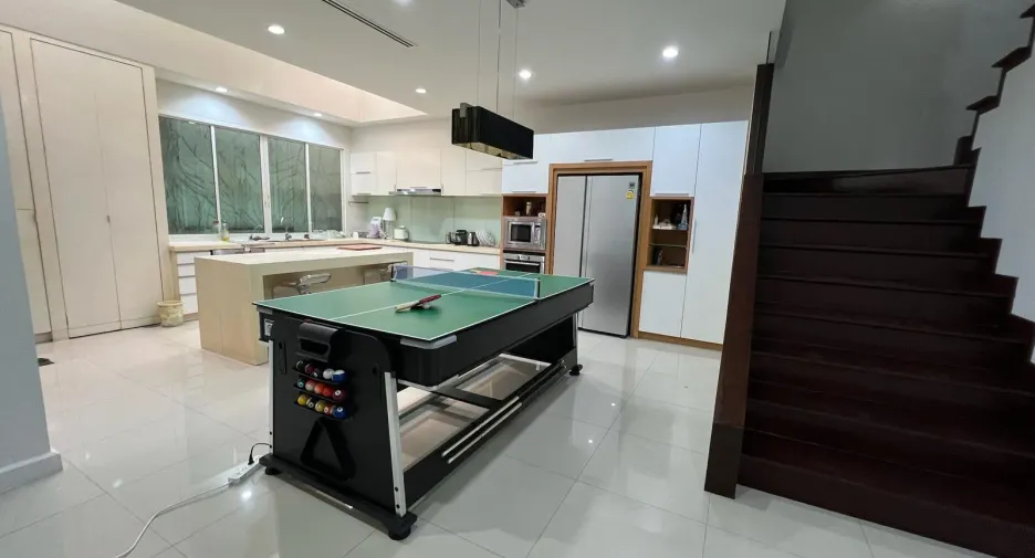 For sale 4 ベッドルーム townhouse in Watthana, Bangkok