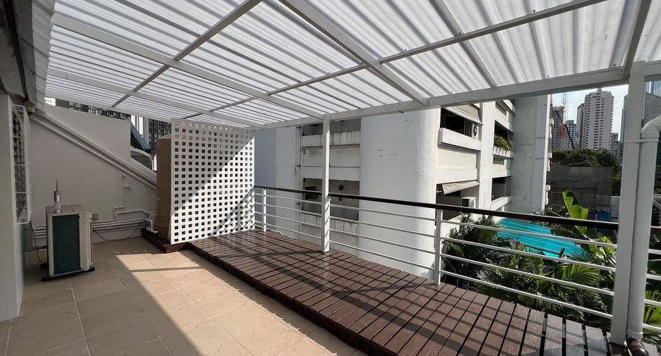 For sale 4 ベッドルーム townhouse in Watthana, Bangkok