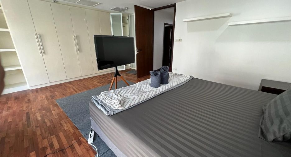 For sale 4 ベッドルーム townhouse in Watthana, Bangkok