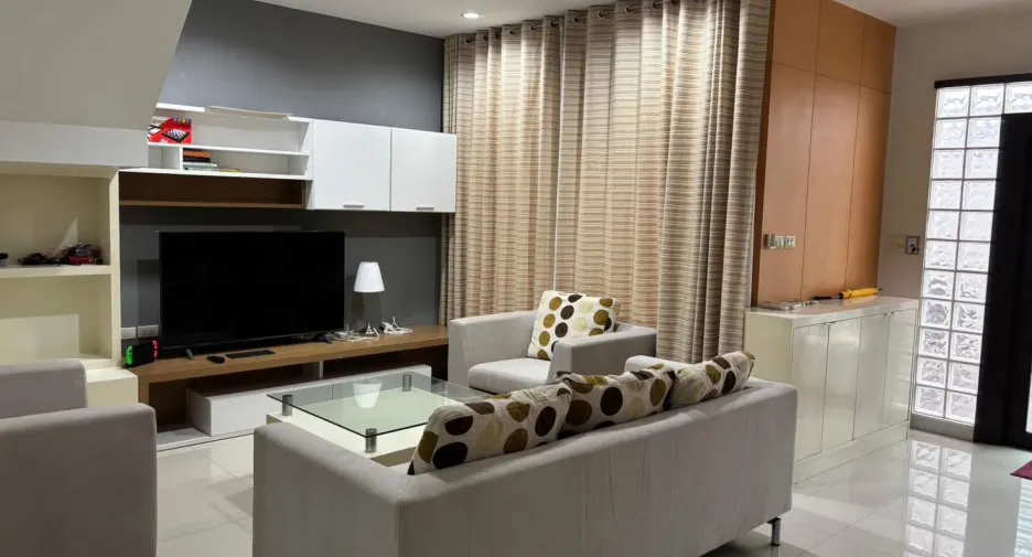 For sale 4 ベッドルーム townhouse in Watthana, Bangkok