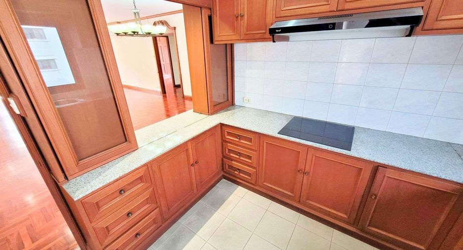 Condo en alquiler de 3 habitaciones en Khlong Toei, Bangkok