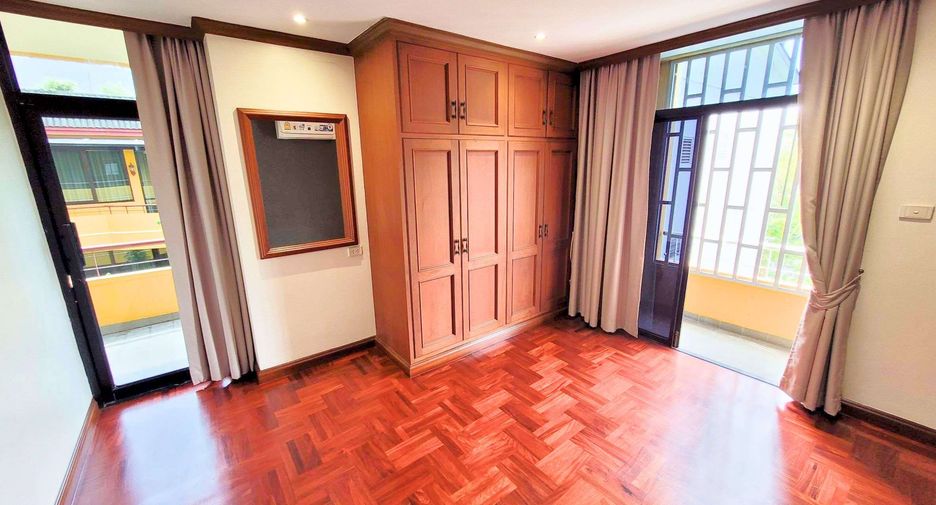 Condo en alquiler de 3 habitaciones en Khlong Toei, Bangkok