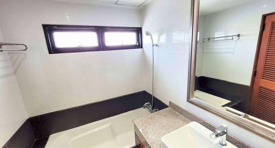 Condo en alquiler de 3 habitaciones en Khlong Toei, Bangkok