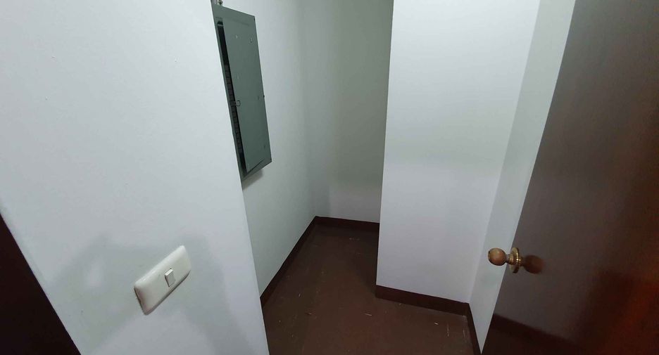 Аренда 3 спальни кондо в Щаттхана, Бангкок