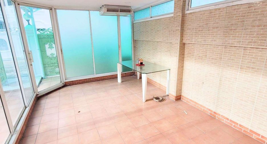 Haus zur Miete mit 4 Zimmer in Khlong Toei, Bangkok