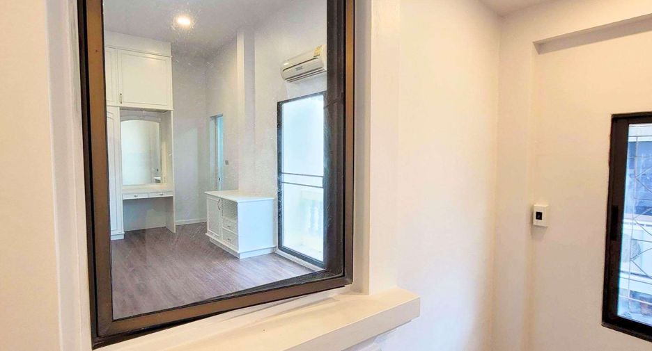 Haus zur Miete mit 4 Zimmer in Khlong Toei, Bangkok