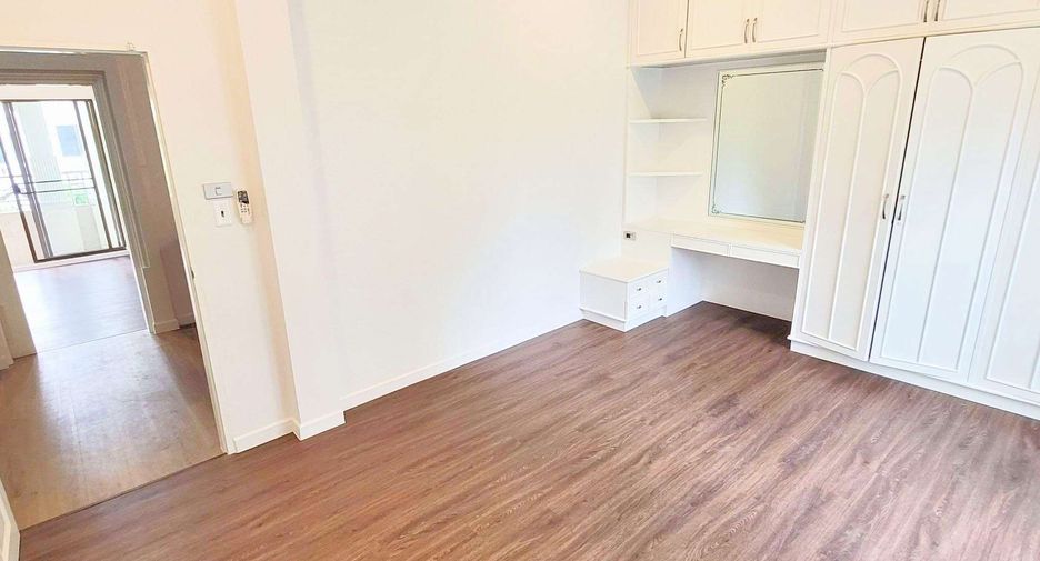 Haus zur Miete mit 4 Zimmer in Khlong Toei, Bangkok