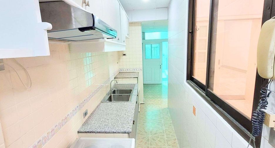 Haus zur Miete mit 4 Zimmer in Khlong Toei, Bangkok
