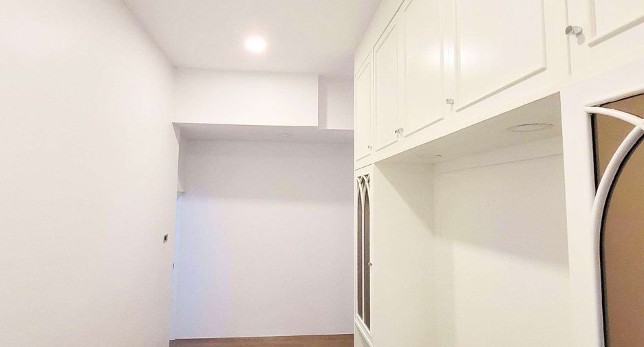 Haus zur Miete mit 4 Zimmer in Khlong Toei, Bangkok