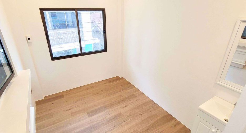 Haus zur Miete mit 4 Zimmer in Khlong Toei, Bangkok