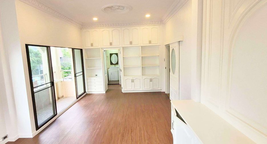 Haus zur Miete mit 4 Zimmer in Khlong Toei, Bangkok
