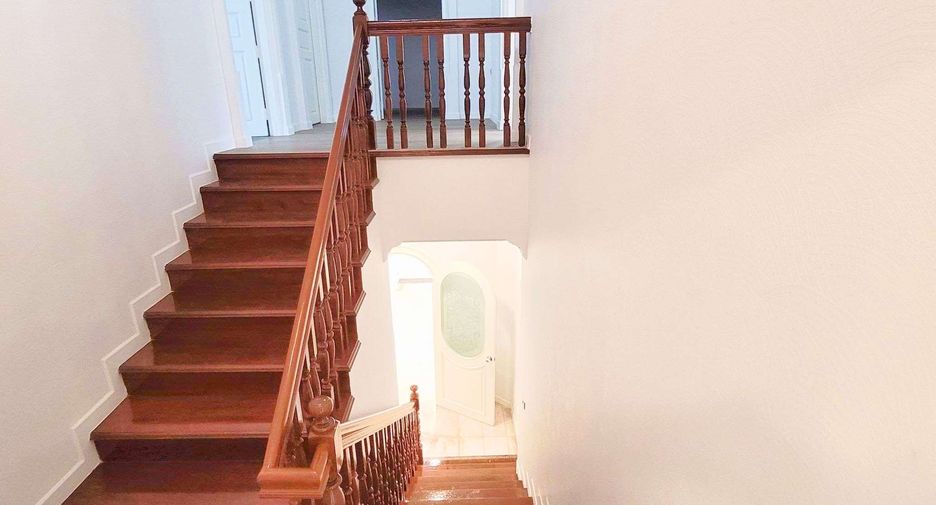 Haus zur Miete mit 4 Zimmer in Khlong Toei, Bangkok