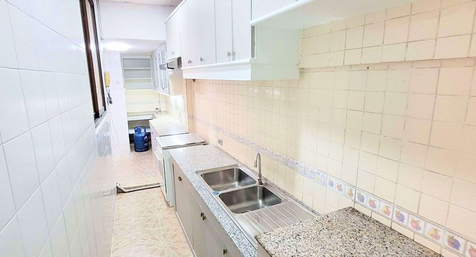 Haus zur Miete mit 4 Zimmer in Khlong Toei, Bangkok