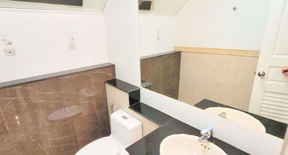 Haus zur Miete mit 4 Zimmer in Khlong Toei, Bangkok
