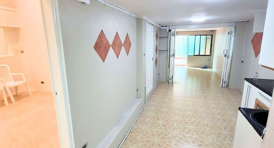 Haus zur Miete mit 4 Zimmer in Khlong Toei, Bangkok