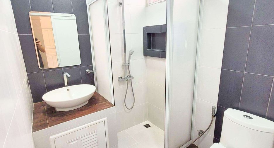 Haus zur Miete mit 4 Zimmer in Khlong Toei, Bangkok