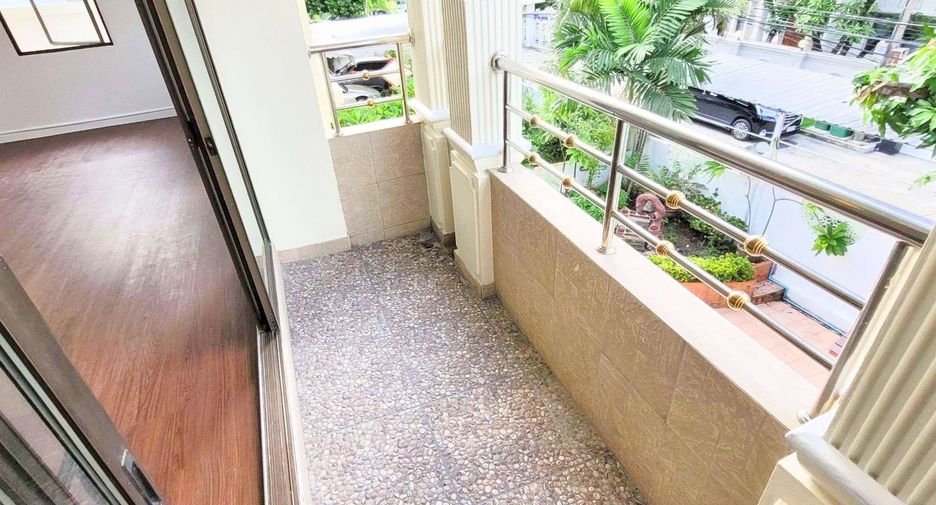 Haus zur Miete mit 4 Zimmer in Khlong Toei, Bangkok