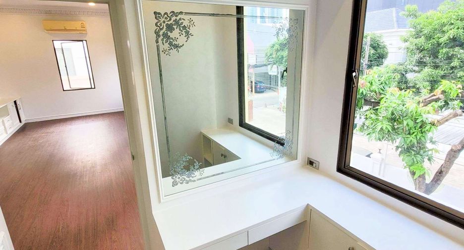 Haus zur Miete mit 4 Zimmer in Khlong Toei, Bangkok