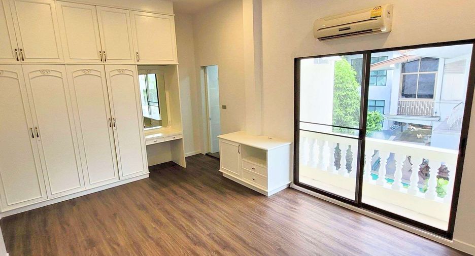 Haus zur Miete mit 4 Zimmer in Khlong Toei, Bangkok