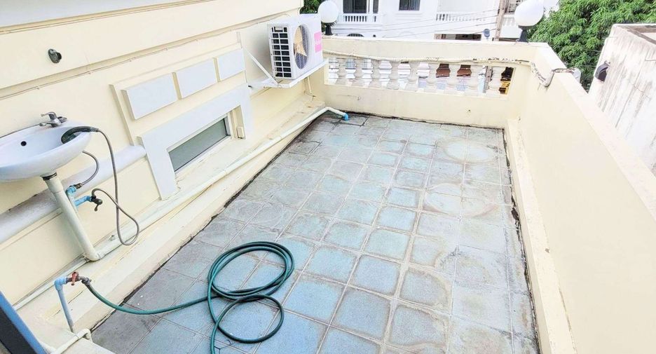 Haus zur Miete mit 4 Zimmer in Khlong Toei, Bangkok