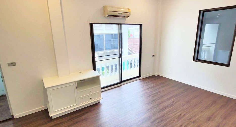 Haus zur Miete mit 4 Zimmer in Khlong Toei, Bangkok