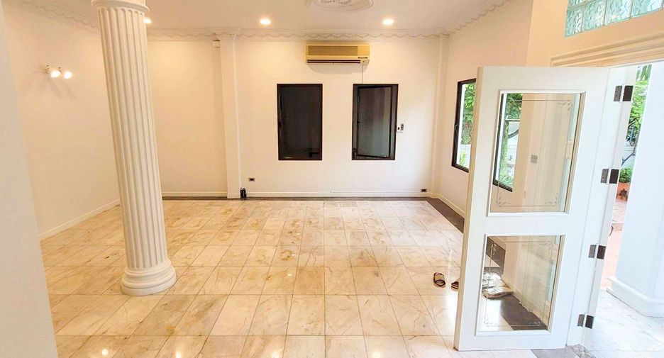 Haus zur Miete mit 4 Zimmer in Khlong Toei, Bangkok