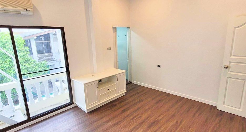 Haus zur Miete mit 4 Zimmer in Khlong Toei, Bangkok
