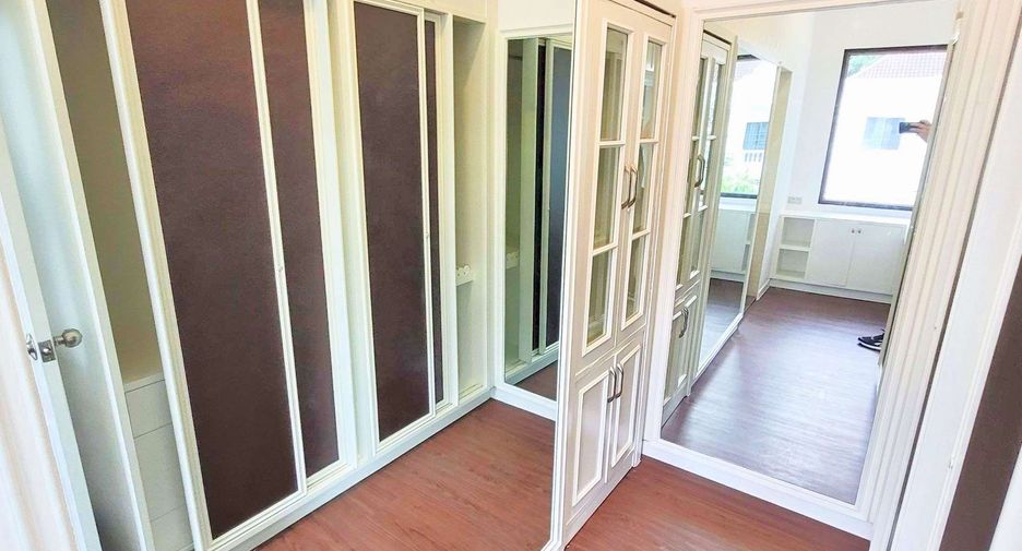 Haus zur Miete mit 4 Zimmer in Khlong Toei, Bangkok